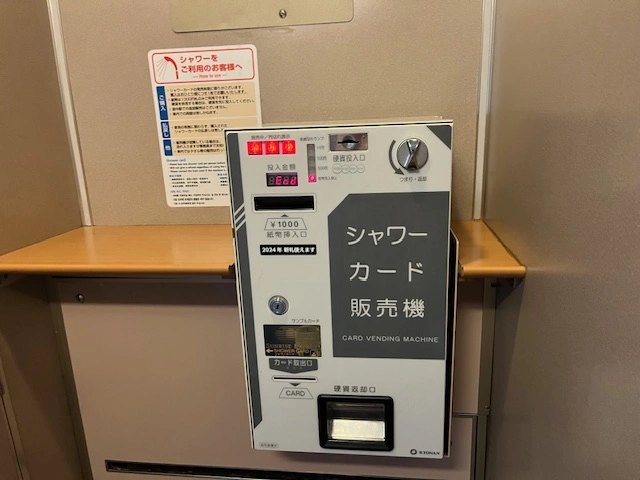 サンライズ出雲の車内にある「シャワーカード販売機」。発車後には売り切れて販売終了7になっている。
