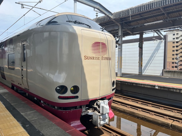 寝台列車「サンライズ出雲」の停車中の外観写真